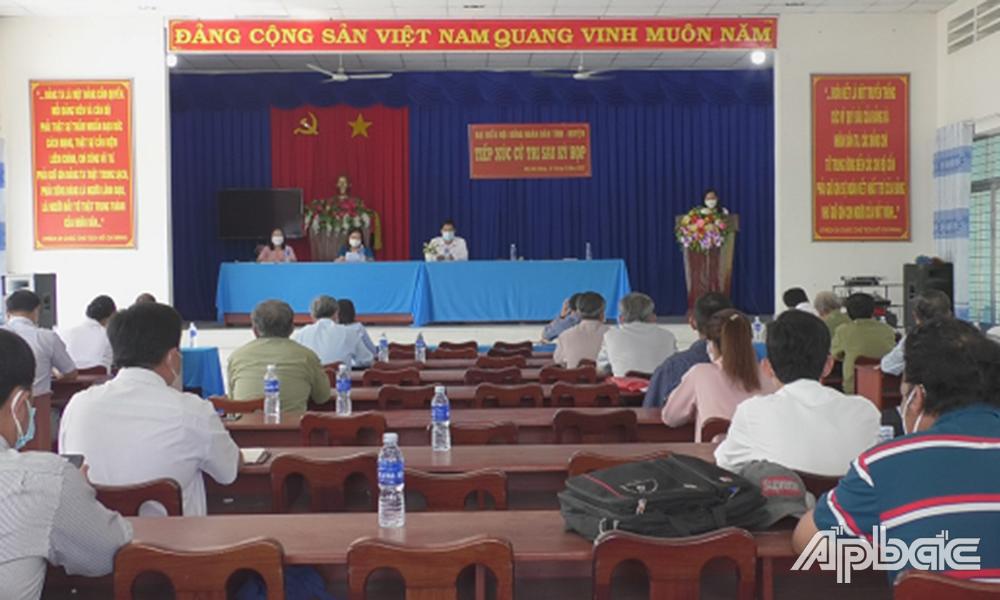 Quang cảnh buổi tiếp xúc cử tri xã Mỹ Đức Đông