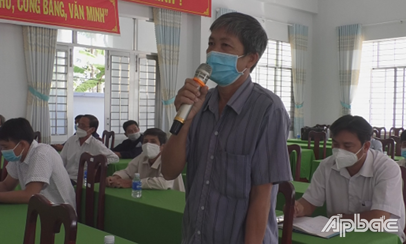 Cử tri xã An Hữu phát biểu ý kiến tại buổi tiếp xúc