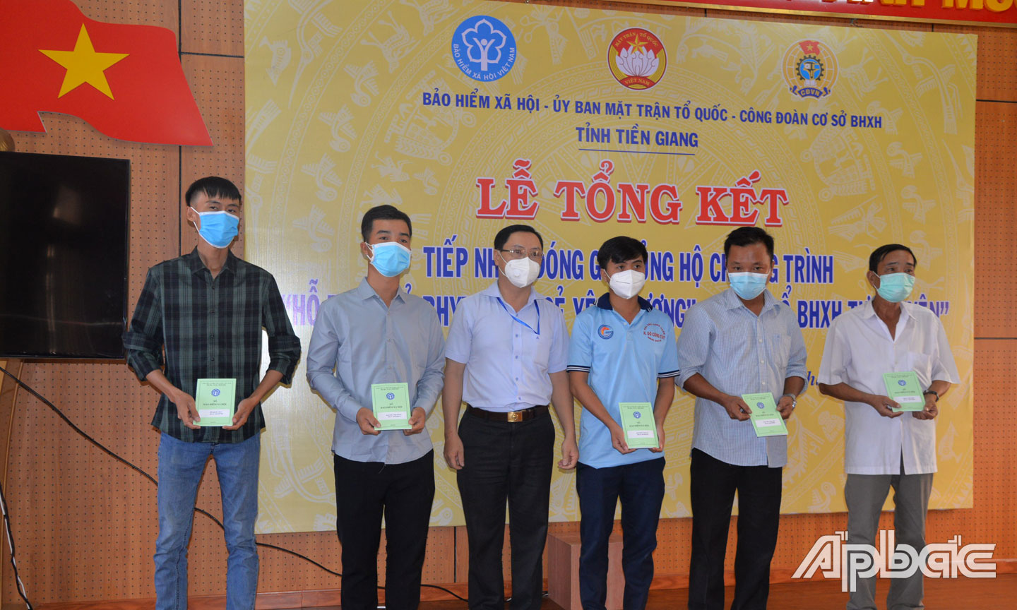 Tặng thẻ BHYT, sổ BHXH cho người dân từ Chương trình. 
