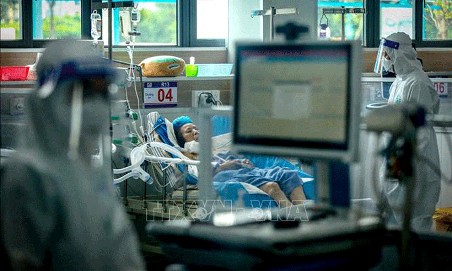 Đầu tháng 9/2021, Bệnh viện dã chiến Đại học Y Hà Nội với 500 giường điều trị bệnh nhân COVID-19 đi vào hoạt động, góp phần nâng cao năng lực thu dung, điều trị bệnh nhân. Ảnh minh họa: Minh Quyết/ TTXVN