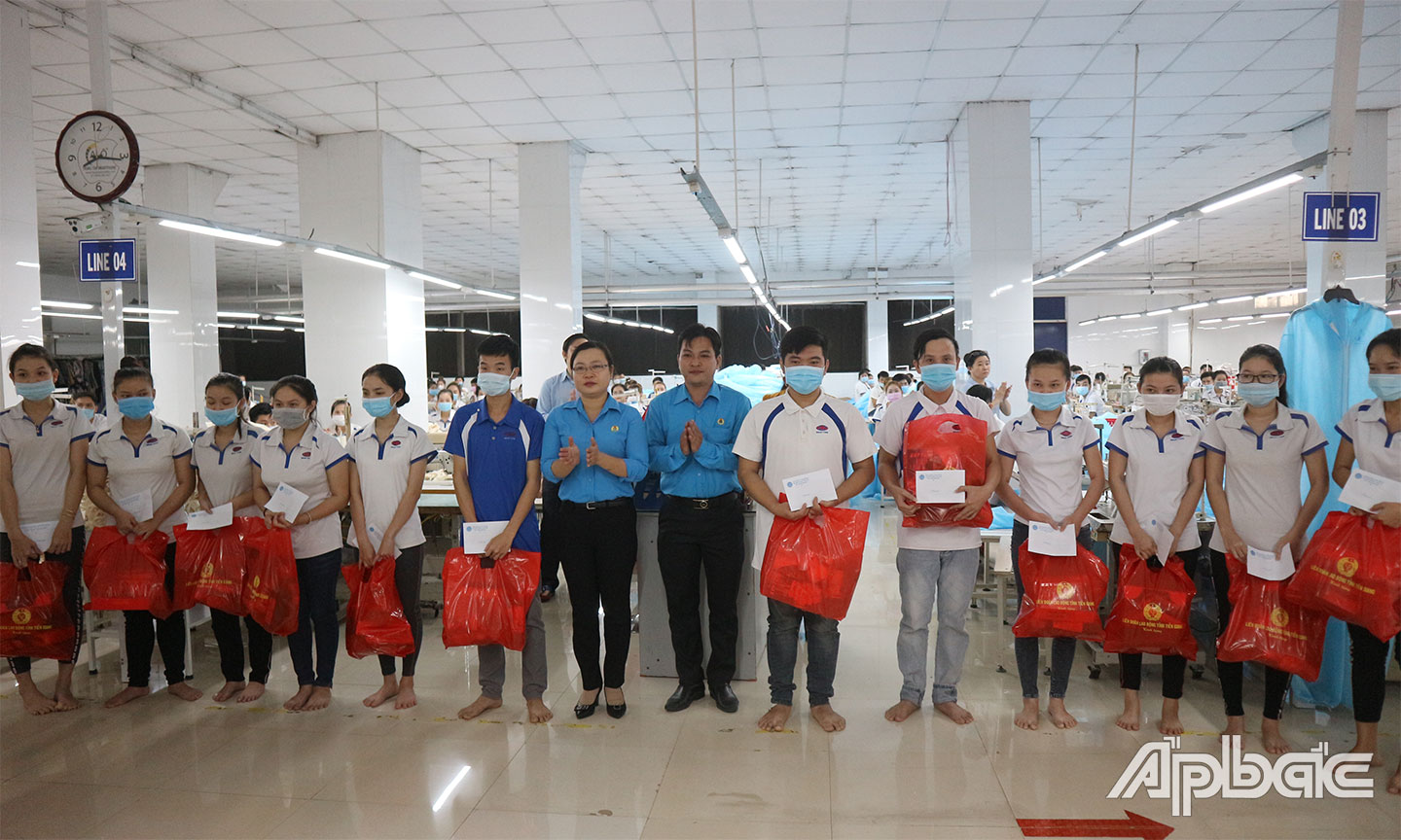 Công nhân có hoàn cảnh khó khăn của Công ty TNHH Sản xuất - Thương mại - Dịch vụ Hoan Vinh nhận quà tết và hỗ trợ từ LĐLĐ tỉnh năm 2021.