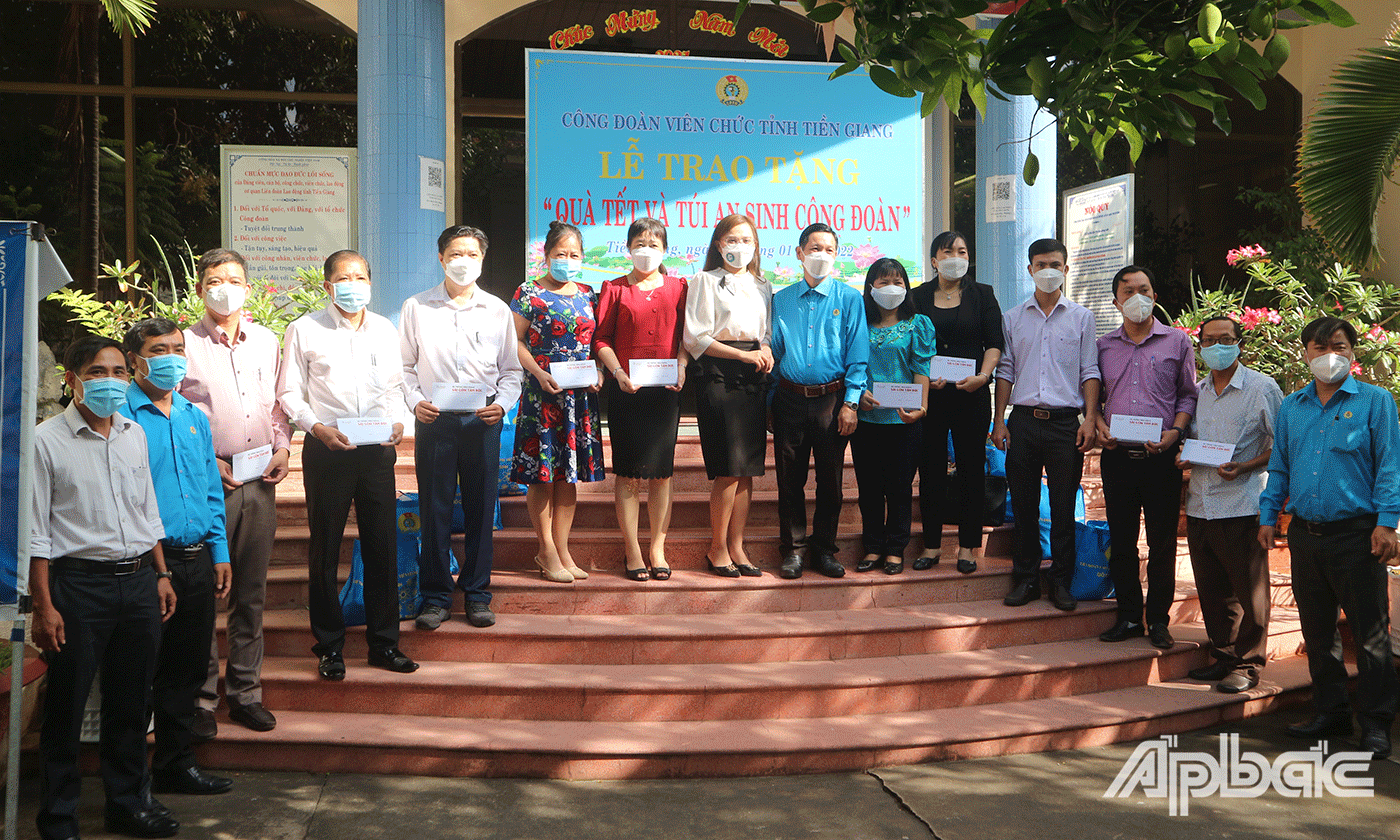 Công đoàn Viên chức (CĐVC) Tiền Giang tổ chức lễ trao tặng quà tết và “Túi an sinh Công đoàn” cho đoàn viên, người lao động có hoàn cảnh khó khăn trong Khối CĐVC tỉnh.