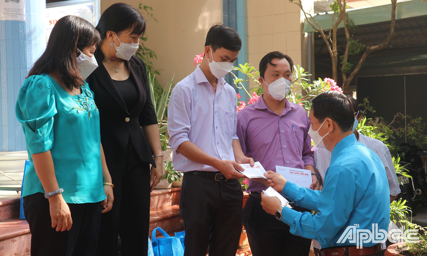 Chủ tịch LĐLĐ tỉnh Tiền Giang Lê Minh Hùng trao quà hỗ trợ do do Công ty TNHH Nha khoa Sài Gòn Tâm Đức hỗ trợ