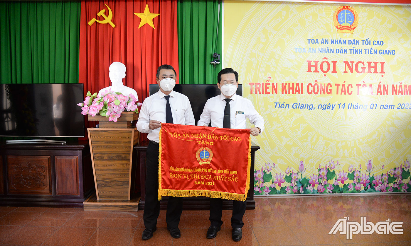 Tòa án nhân dân TP. Mỹ Tho (bìa phải) nhận Cờ thi đua Tòa án nhân dân của Tòa án nhân dân Tối cao.