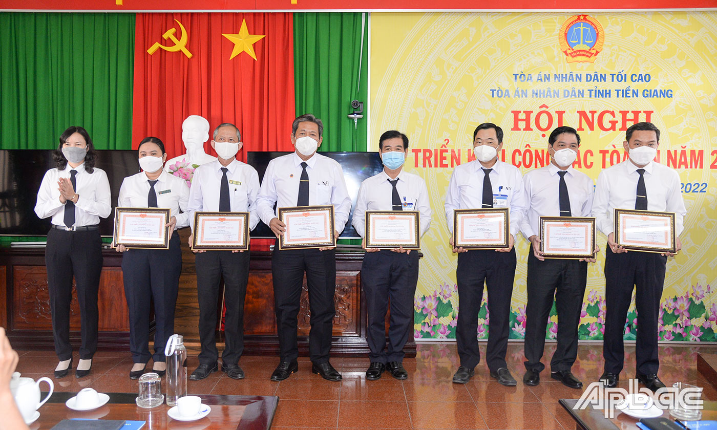 Các tập thể, cá nhân nhận các danh hiệu, Bằng khen của Tòa án nhân dân tối cao.