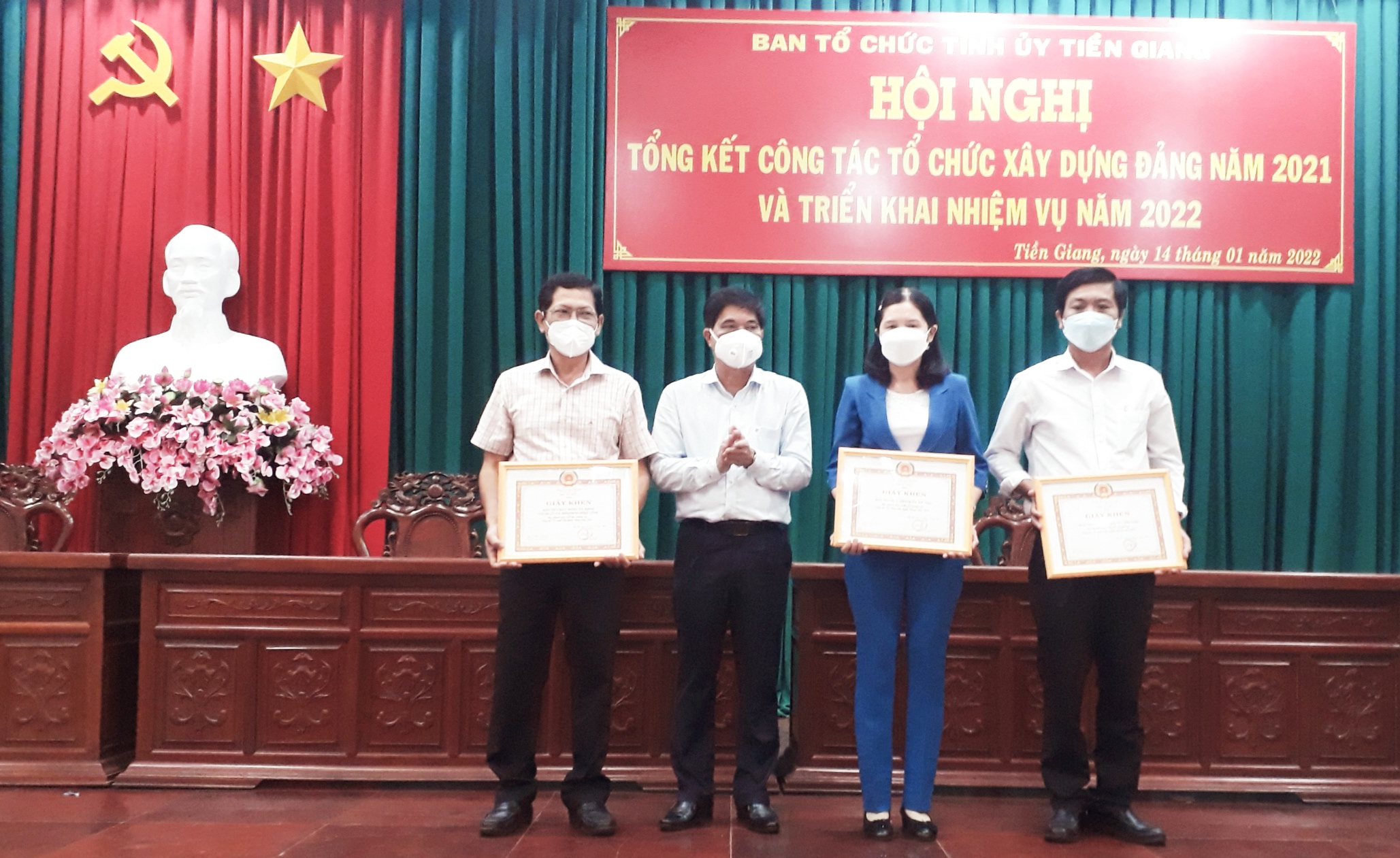 Đồng chí Nguyễn Văn Nhã trao giấy khen cho các tập thể 