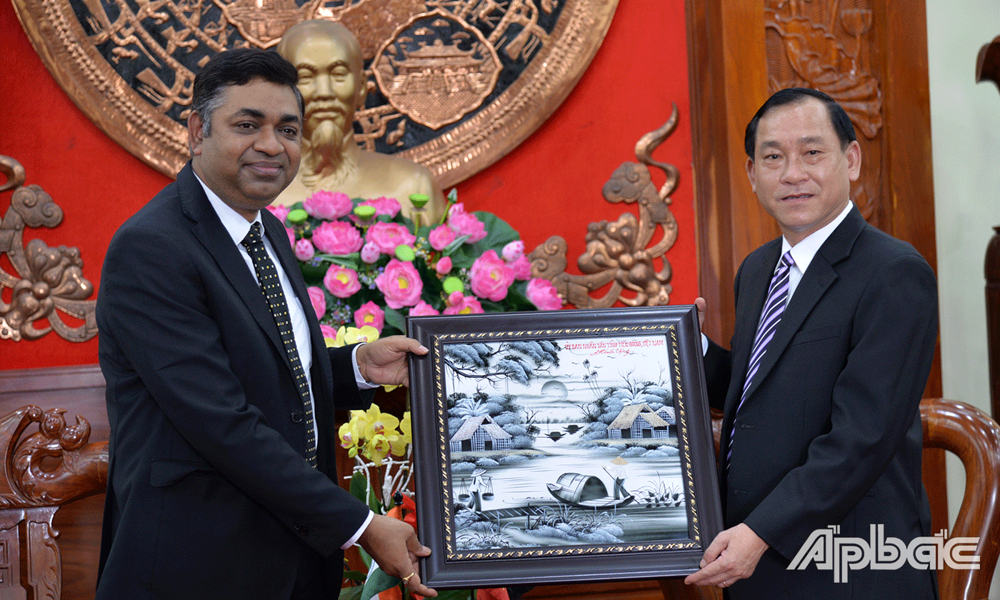 Chủ tịch UBND tỉnh Nguyễn Văn Vĩnh tặng quà Ngài Modan Mohan Sethi, Tổng Lãnh sự Ấn Độ tại TP. Hồ Chí Minh.