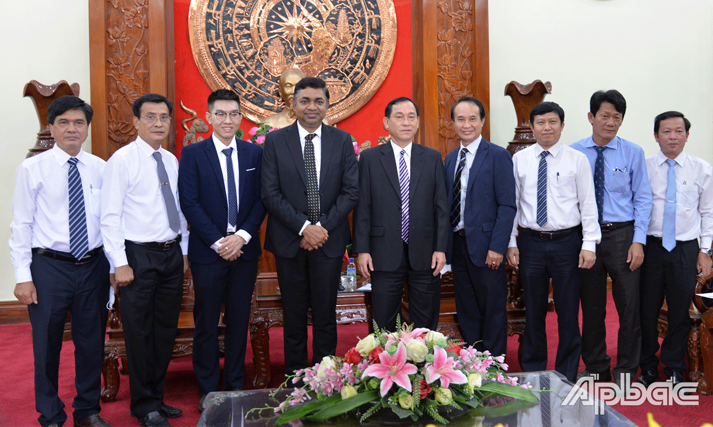 Chụp ảnh lưu niệm.