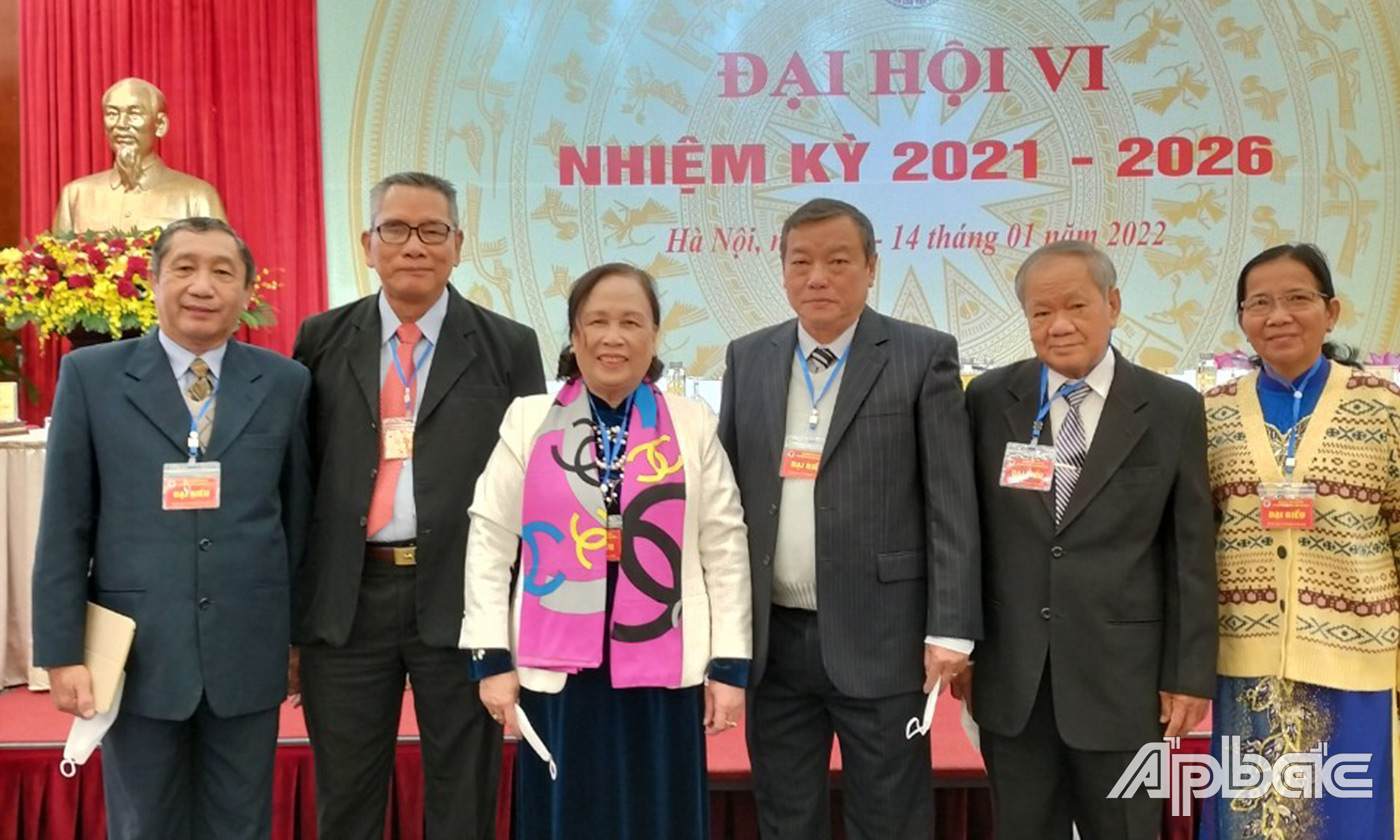 Đoàn đại biểu hội NCT Tỉnh Tiền Giang chụp ảnh lưu niệm với  Chủ tịch trung ương hội khoá 5