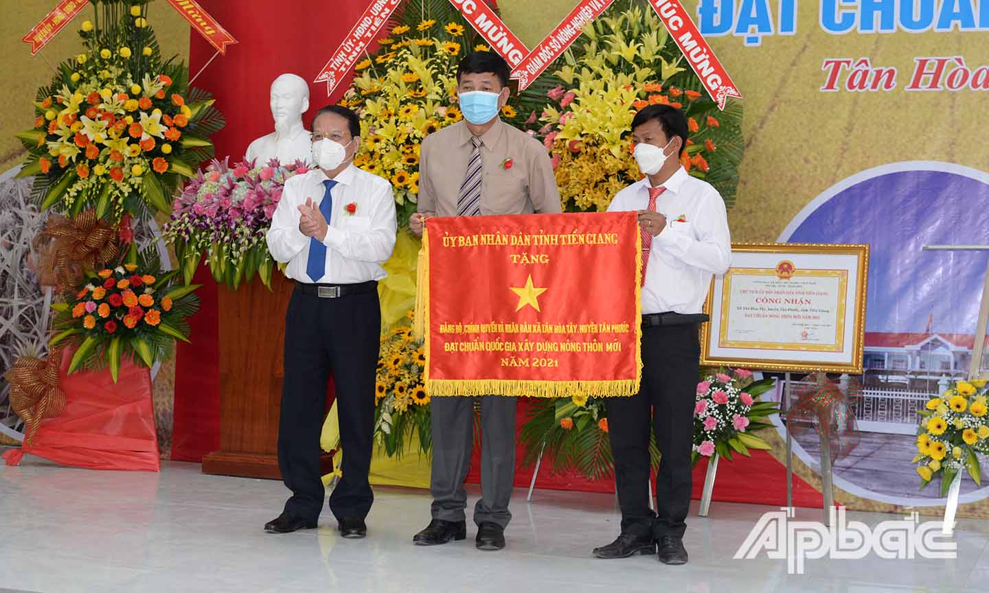 Đồng chí Phạm Văn Trọng trao cờ thi đua cho xã Tân Hòa Tây.