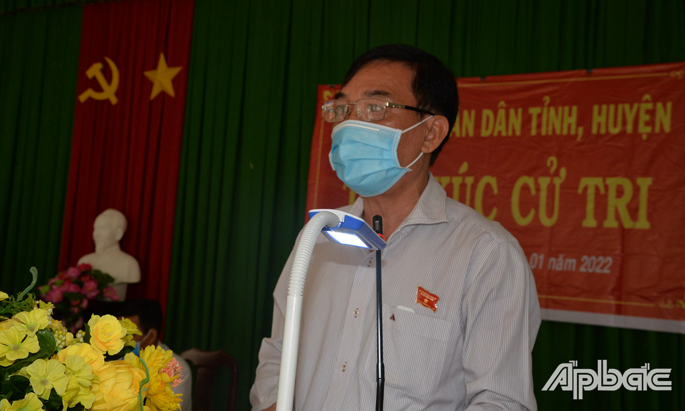 đồng chí Trần Hữu Phong trả lời ý kiến cử tri tại buổi tiếp xúc