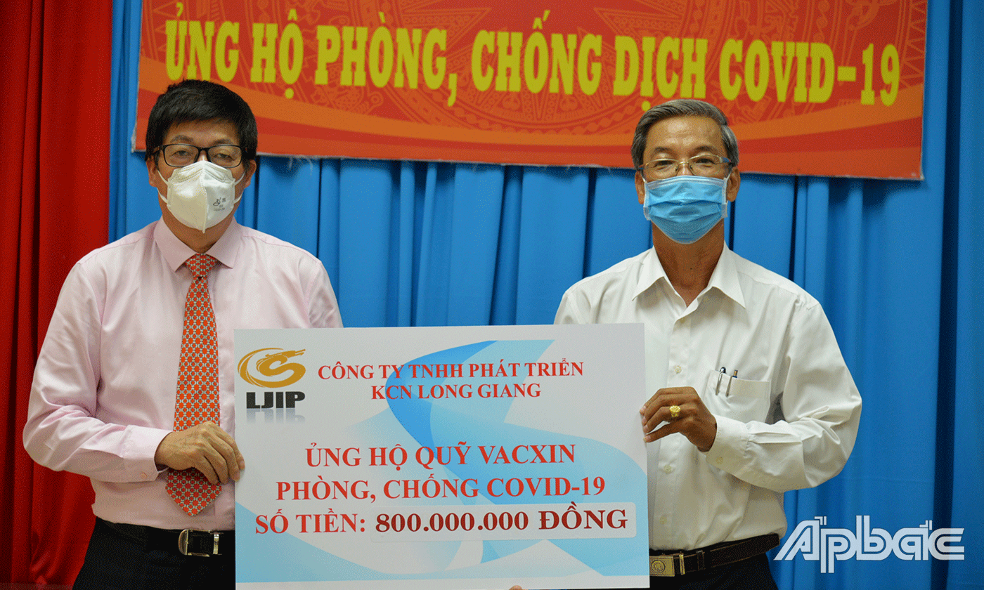 Ông Weng Ming Zhao trao bảng tượng trưng chgo Ủy ban MTTQ tỉnh.