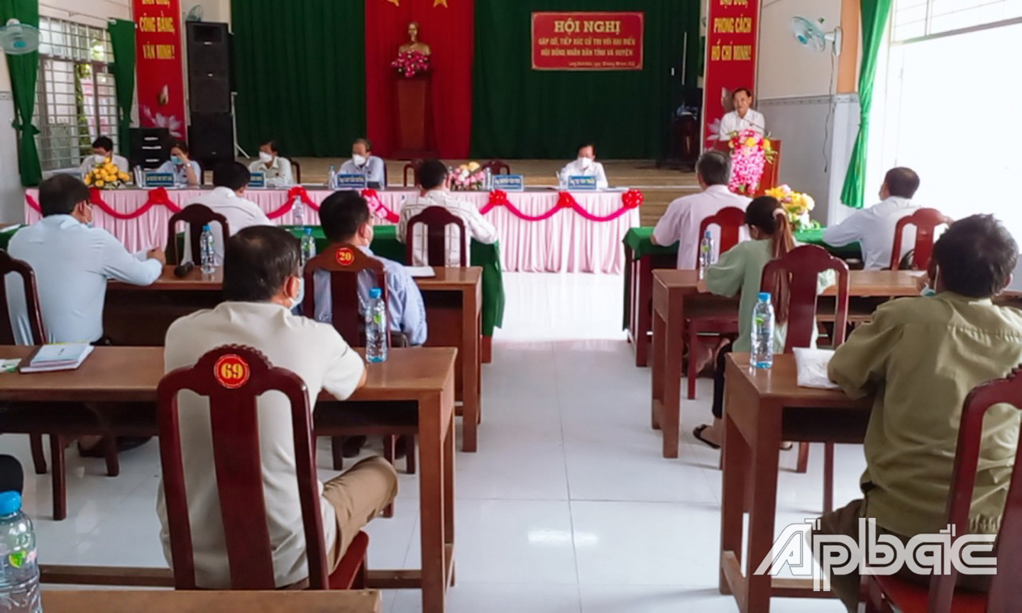 Quang cảnh buổi tiếp xúc cử tri xã