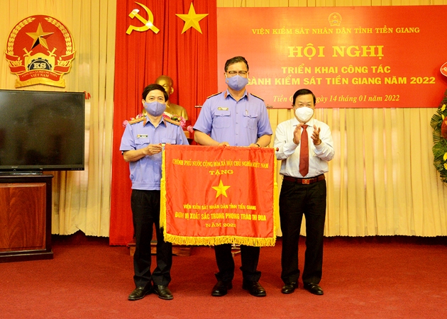 Tập thể lãnh đạo VKSND tỉnh Tiền Giang vinh dự đón nhận Cờ thi đua của Chính phủ 