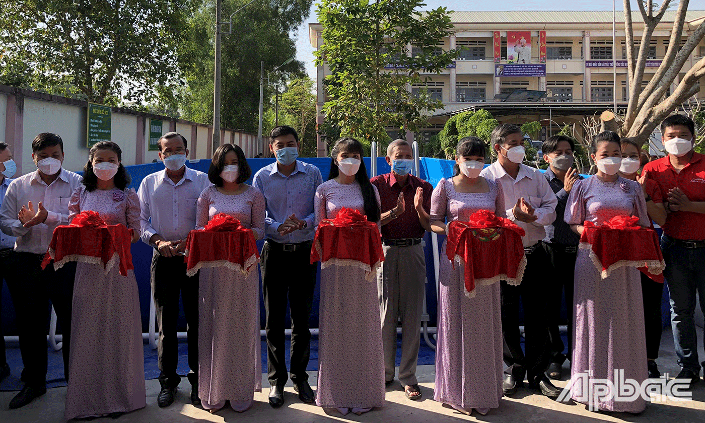 Lễ cắt băng khánh thành bàn giao hồ bơi