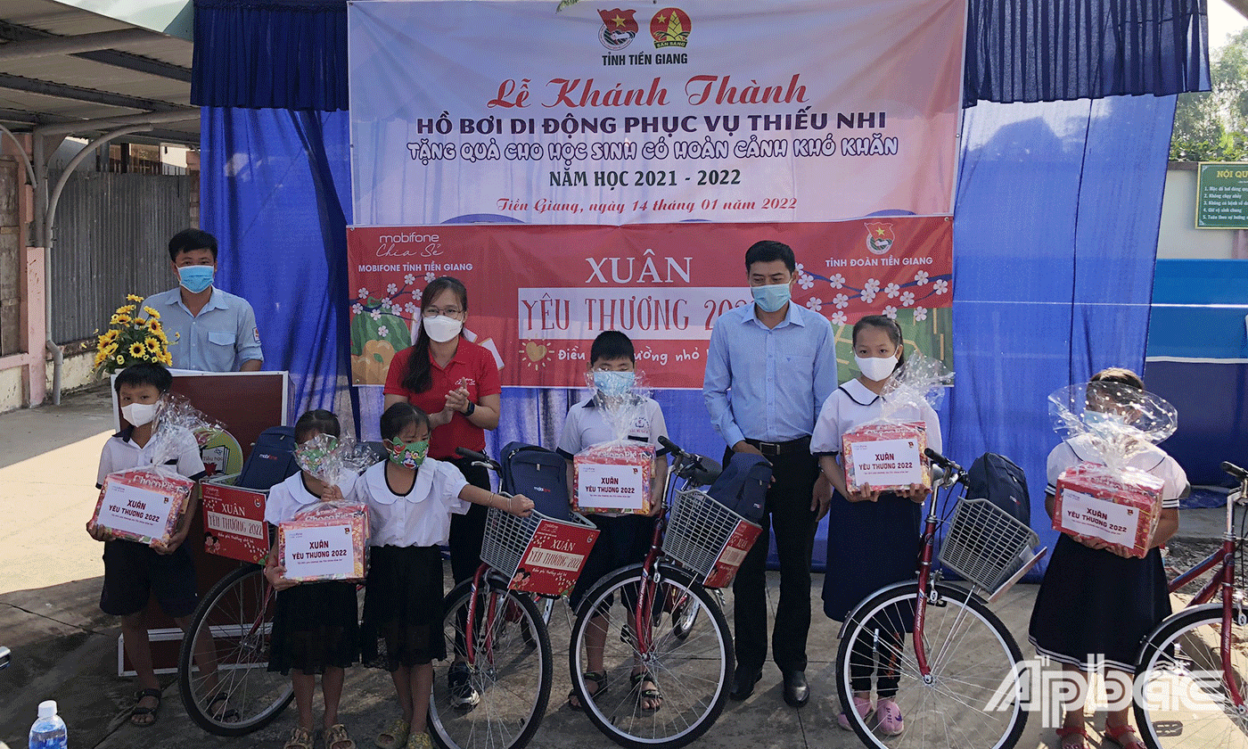 Ban Thường vụ Tỉnh Đoàn Tiền Giang, Hội đồng đội tỉnh đã trao tặng 10 chiếc xe đẹp và 30 phần quà cho các em học sinh có hoàn cảnh khó khăn.