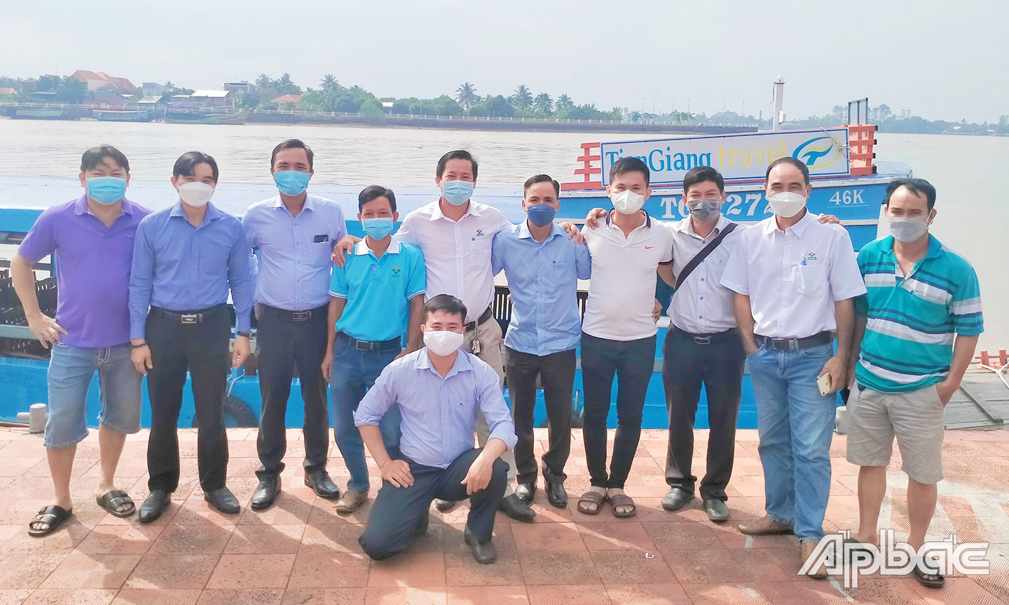 Du khách chụp hình lưu niêm tại Bến tàu thủy du lịch Mỹ Tho.                                                                               Ảnh: PHƯƠNG DANH
