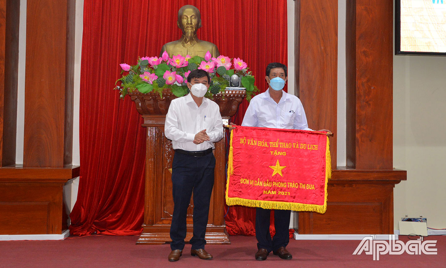 Phó Chủ tịch UBND tỉnh Nguyễn Văn Mười trao Cờ thi đua xuất sắc của Bộ VHTTDL cho đại diện Phòng VH-TT thành phố.