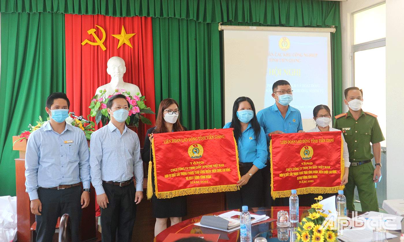 Liên đoàn Lao động tỉnh Tiền Giang trao Cờ thi đua cho 2 tập thể xuất sắc trong phong trào công nhân, viên chức, lao động