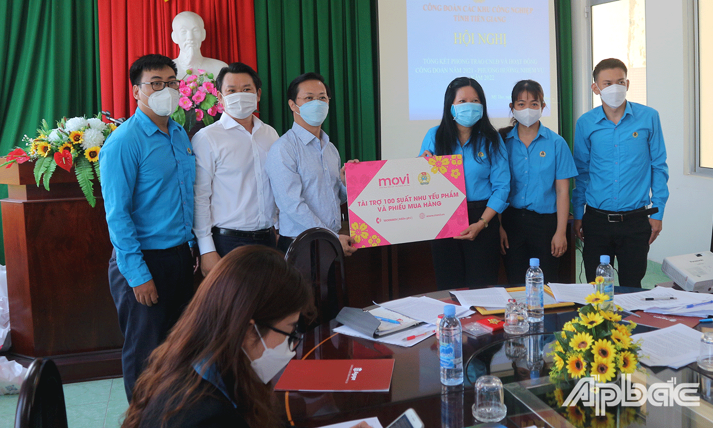 Công ty TNHH Movi trao bảng tượng trưng tài trợ 100 suất quà nhu yếu phẩm và phiếu mua hàng cho đoàn viên, người lao động