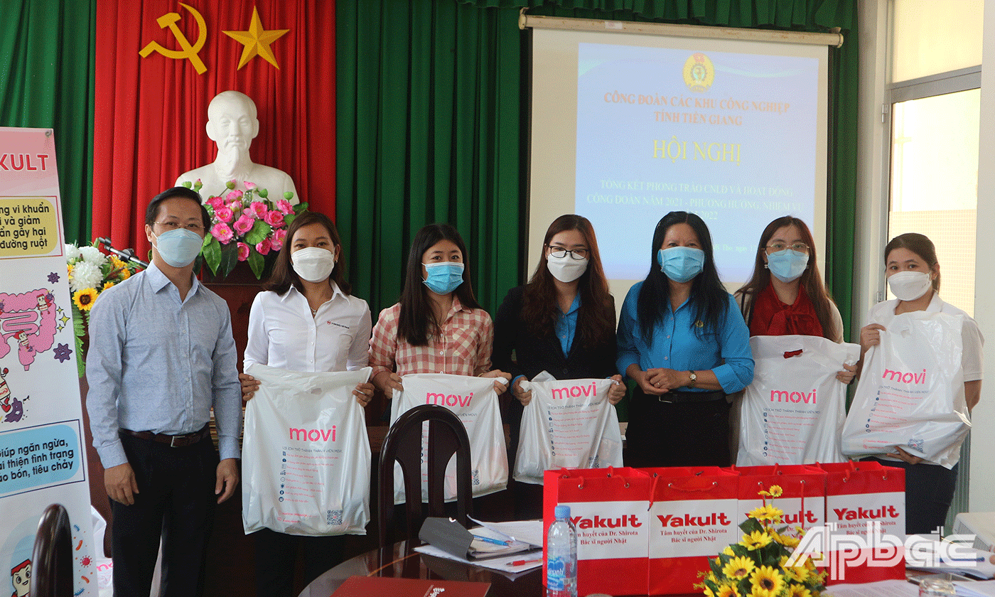 Đoàn viên, người lao động nhận quà từ Công ty TNHH Movi