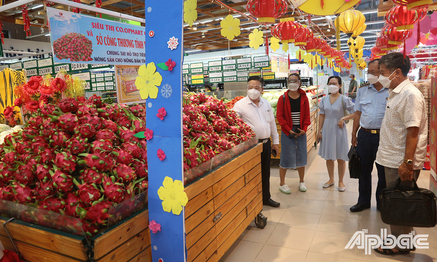 Đoàn kiểm tra tại siêu thị Co.opmart Gò Công