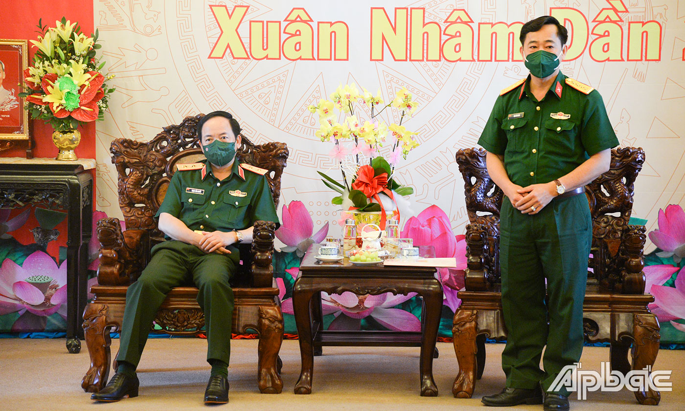 Đại tá Mai Văn Hòa, Tỉnh ủy viên, Chính ủy Bộ Chỉ huy Quân sự tỉnh báo cáo tóm tắt tình kết quả nhiệm vụ năm 2021. 
