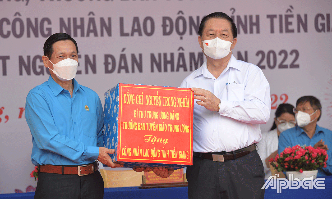 Đồng chí Nguyễn Trọng Nghĩa phát biểu và trao quà đến cán bộ công đoàn Tiền Giang.