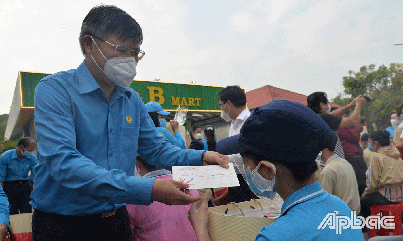 Phan Văn Anh, Phó Chủ tịch Tổng Liên đoàn Lao động Việt Nam trao quà cho công nhân lao động Khu công nghiệp Long Giang.