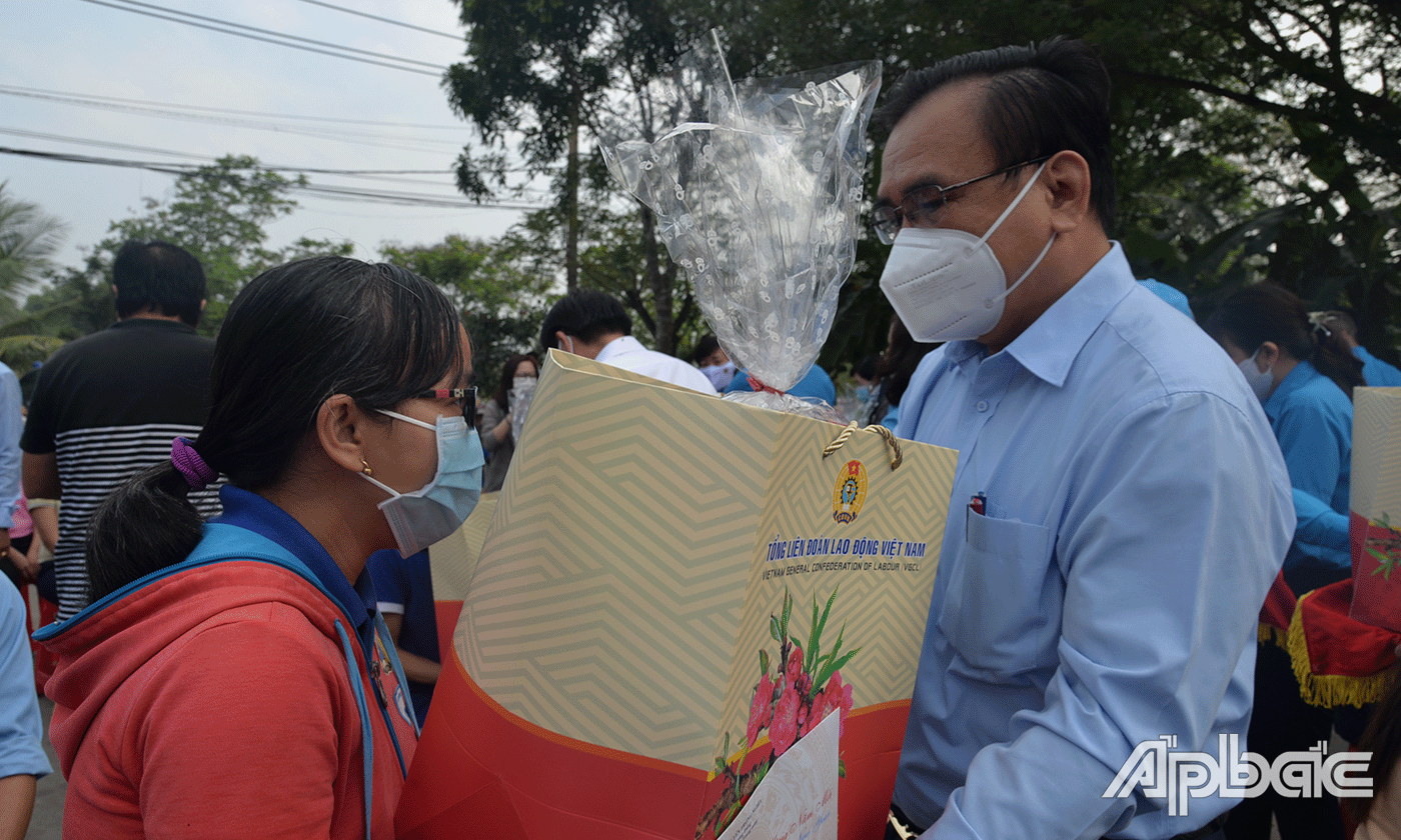 Đồng chí Võ Văn Bình, Phó Bí thư Thường trực Tỉnh ủy trao quà cho công nhân Khu công nghiệp Long Giang.