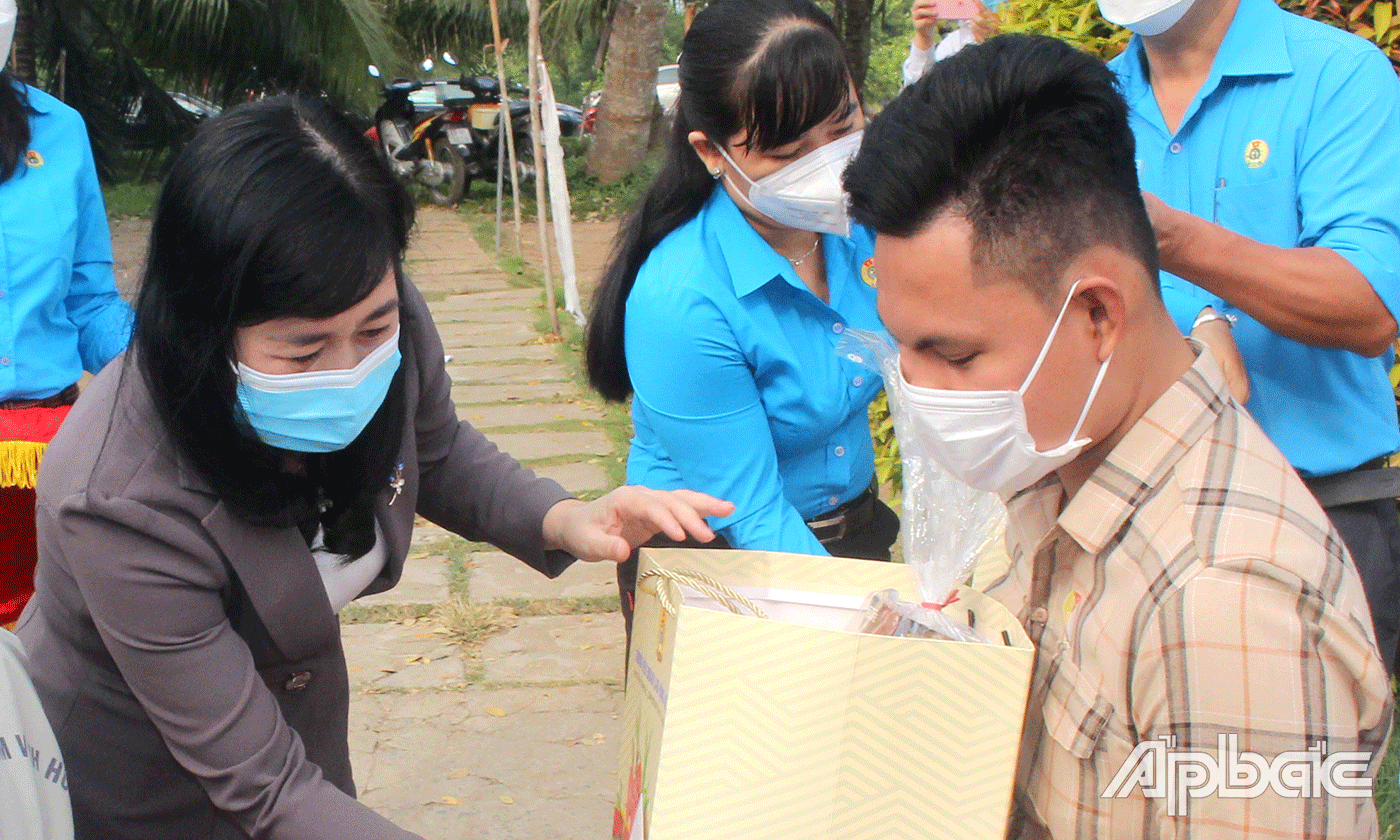 Đồng chí Châu Thị Mỹ Phương, Trưởng Ban Tuyên giáo Tỉnh ủy trao quà cho công nhân Khu Công nghiệp Long Giang.