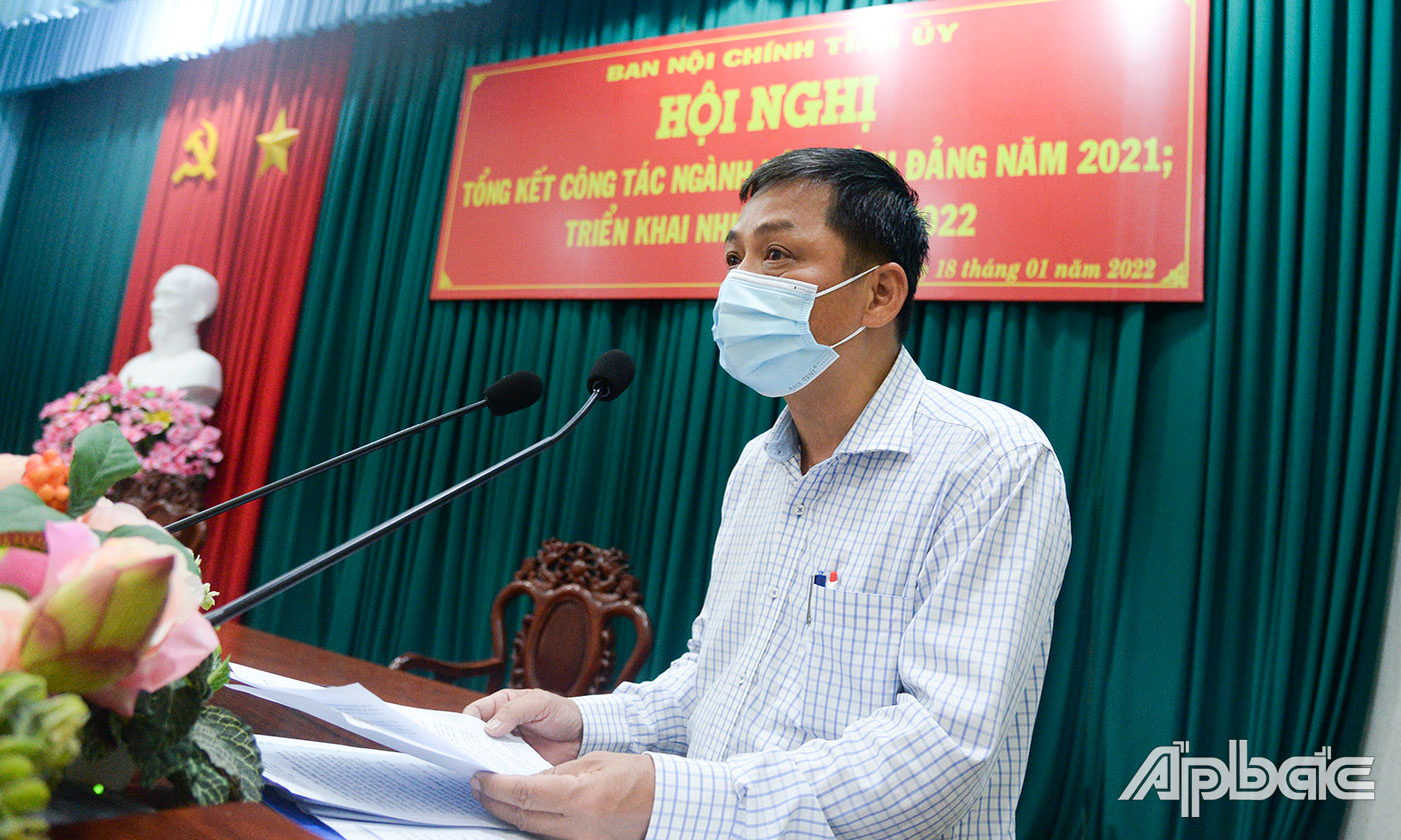 Phó trưởng Ban Nội chính Tỉnh ủy Trương Văn Chung phát biểu tại hội nghị.