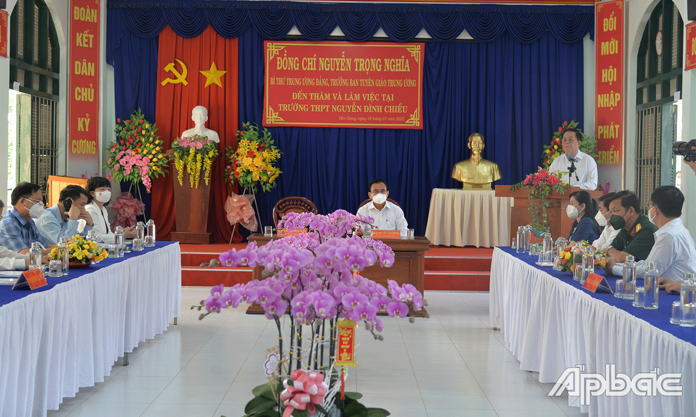 Đồng chí Nguyễn Trọng Nghĩa thăm tặng quà trường THPT Nguyễn Đình Chiểu.