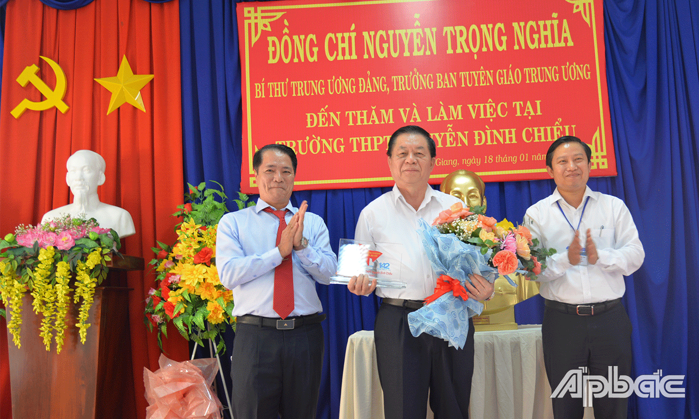 Sở giáo dục và Đào tạo, Ban giám hiệu nhà trường tặng hoa cho đồng chí Nguyễn Trọng Nghĩa.