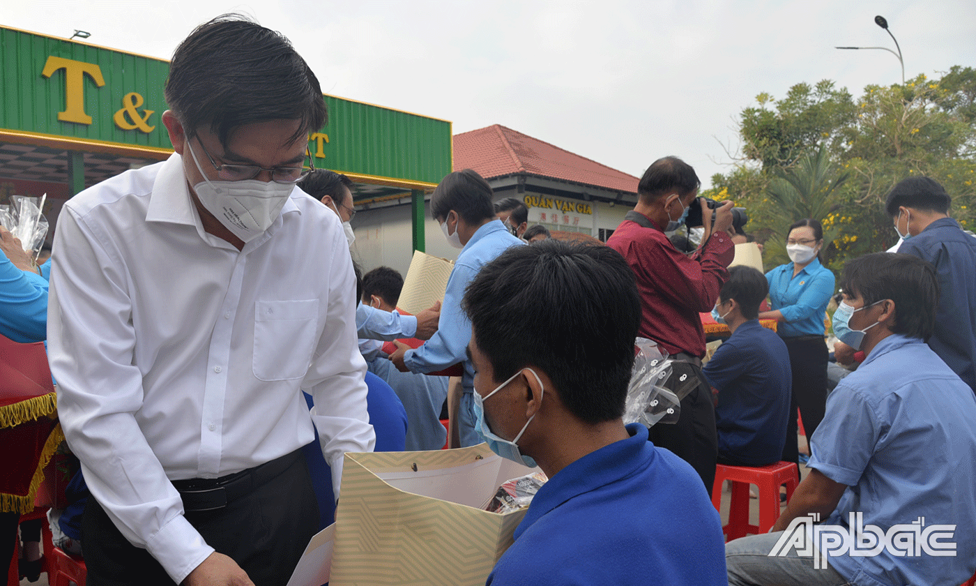 Phó Chủ tịch UBND tỉnh Nguyễn Văn Mười tặng quà công nhân Khu công nghiệp Long Giang.