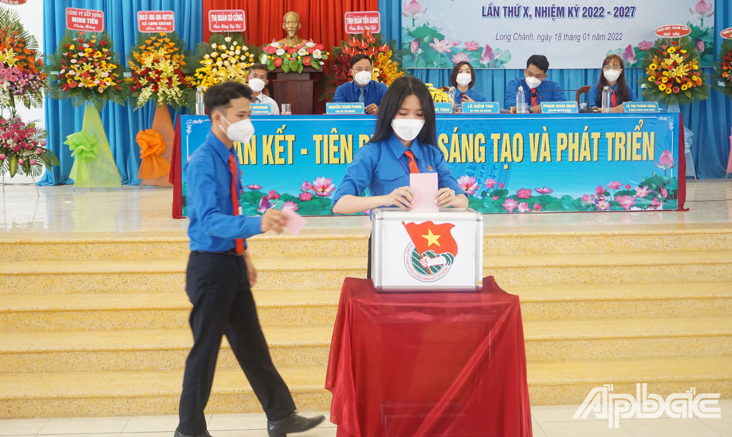 Đại biểu tham gia bỏ phiếu bầu Ban Chấp hành Đoàn Thanh niên xã Long Chánh nhiệm kỳ 2022 – 2027