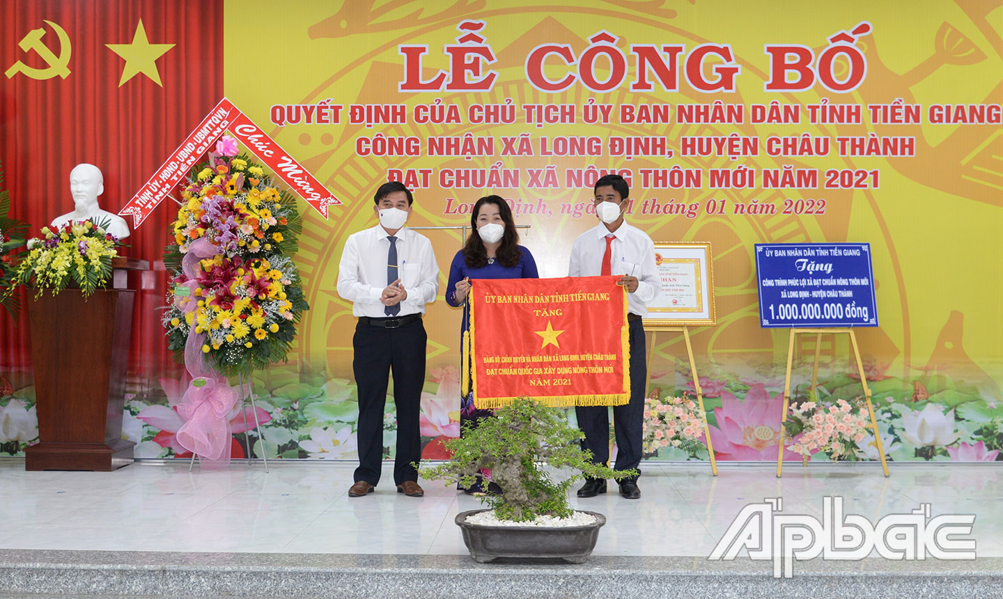 Phó Chủ tịch UBND tỉnh Nguyễn Văn Mười trao Cờ thi đua của UBND tỉnh tặng Đảng bộ, chính quyền và nhân dân  xã Long Định đạt chuẩn NTM trong năm 2021.
