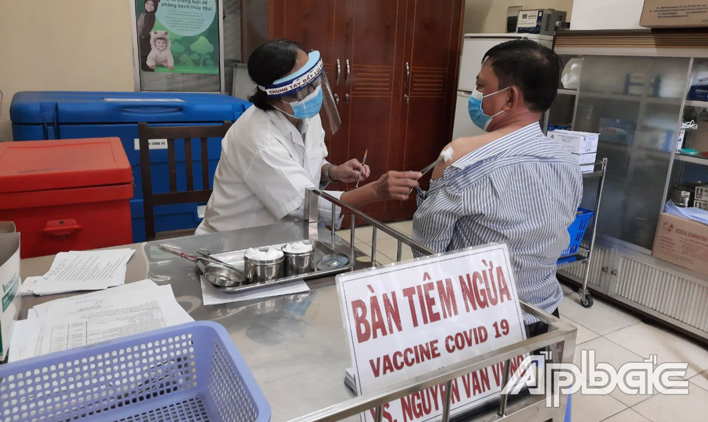 Đồng chí Nguyễn Văn Mười, Phó Chủ tịch UBND tỉnh chỉ đạo các địa phương thực hiện  tổng rà soát đối tượng chưa tiêm vắc xin để tiêm vét và hoàn thành liều cơ bản cho 100% người từ 12 tuổi trở lên trong tháng 1-2022.