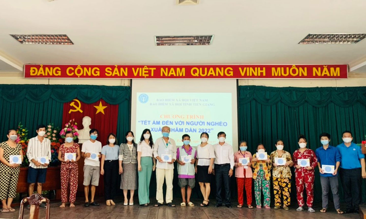 Lãnh đạo BHXH Tiền Giang và Bệnh viện ĐKTT Tiền Giang tặng quà cho các bệnh nhân có hoàn cảnh khó khăn đang điều trị tại bệnh viện.
