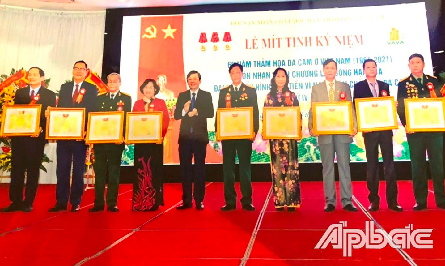 Phó Chủ tịch Hội NNCĐDC tỉnh Tiền Giang Trần Thị Quý Mão (thứ 4 từ trái sang) nhận Bằng khen của Ủy ban MTTQ Việt Nam tại Lễ Mít tinh kỷ niệm 60 năm thảm họa da cam ở Việt Nam diễn ra tại Hà Nội vừa qua.
