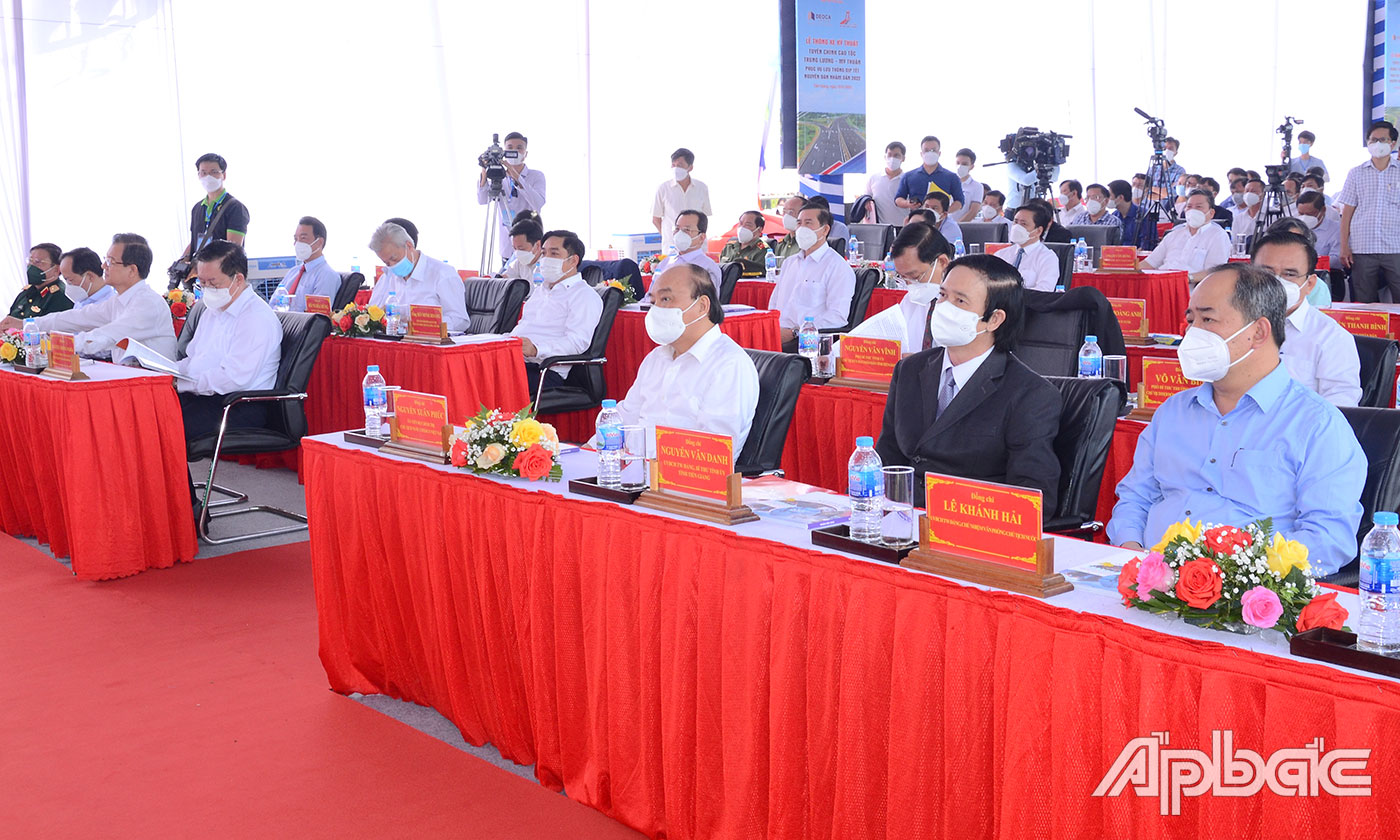 Quang cảnh Lễ thông xe.