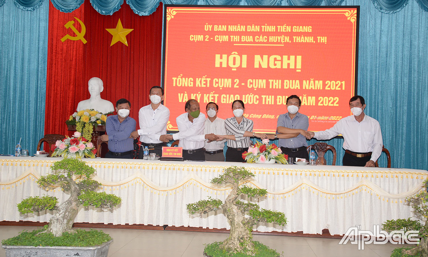 Các huyện thuộc Cụm thi đua 2 ký kết giao ước thi đua năm 2022