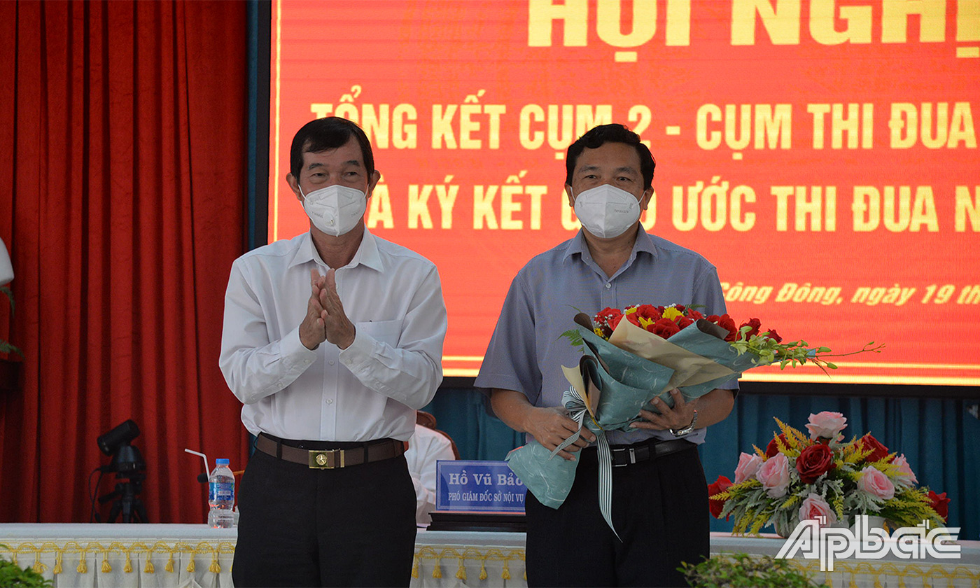 Lãnh đạo huyện Gò Công Tây tặng hoa chúc mừng lãnh đạo huyện Gò Công Đông hoàn thành nhiệm ụ Cụm trưởng Cụm thi đua 2 
