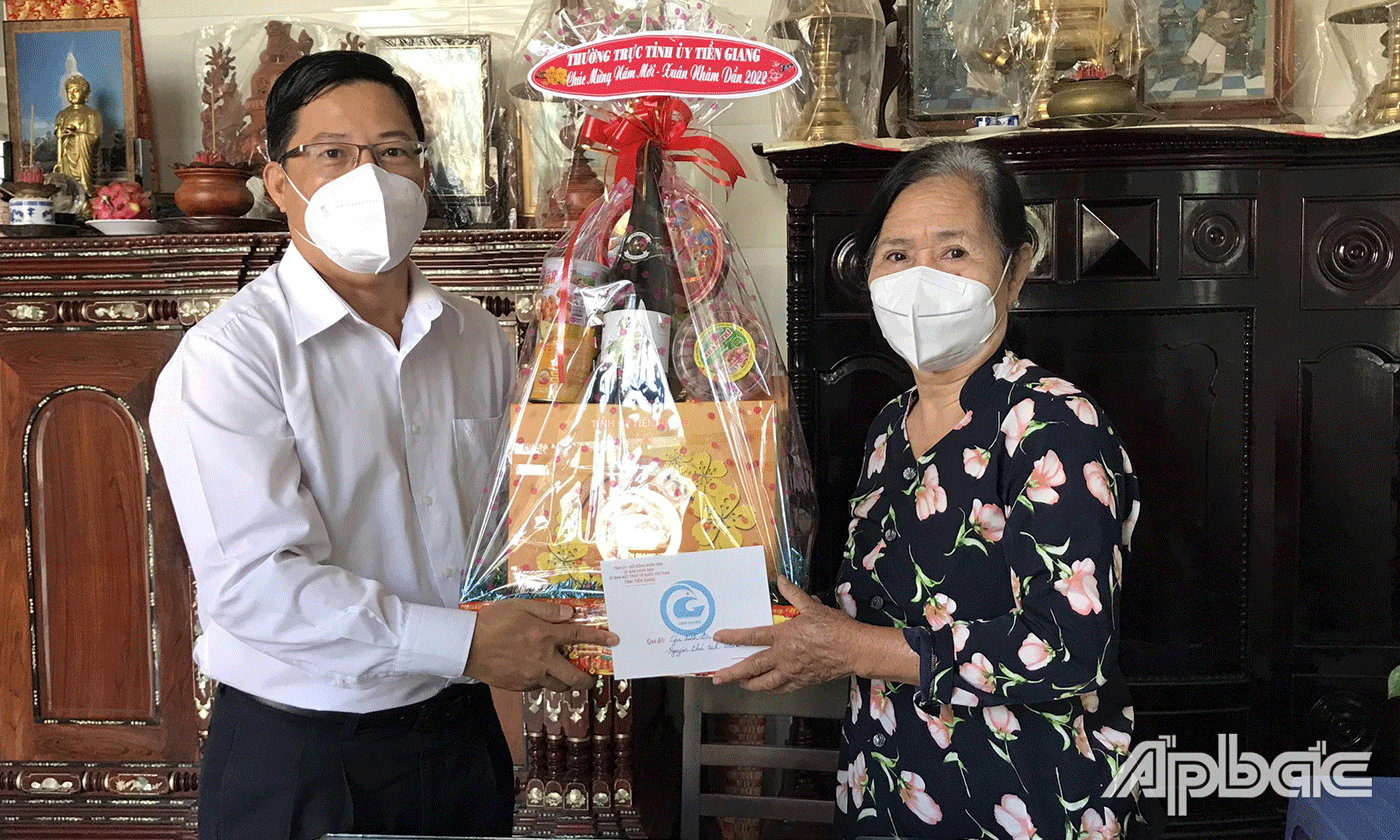 Đồng chí Trần Thanh Nguyên thăm, tặng quà tết gia đình đồng chí Châu Thế Bình, nguyên Phó Bí thư Tỉnh ủy, nguyên Chủ tịch UBND tỉnh.