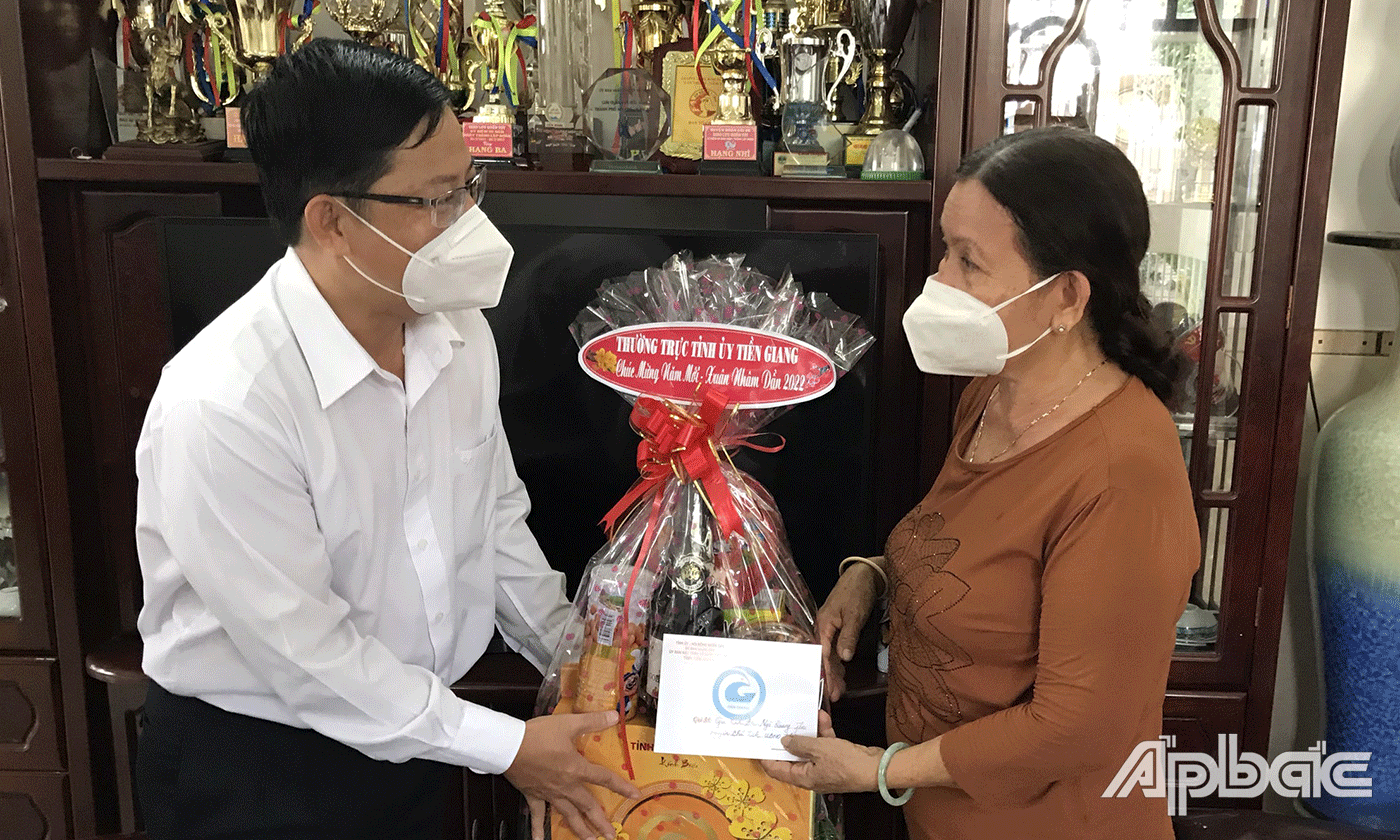 Đồng chí Trần Thanh Nguyên thăm, tặng quà tết gia đình đồng chí Ngô Quang Thọ, nguyên Phó Bí thư Tỉnh ủy, nguyên Chủ tịch UBND tỉnh.