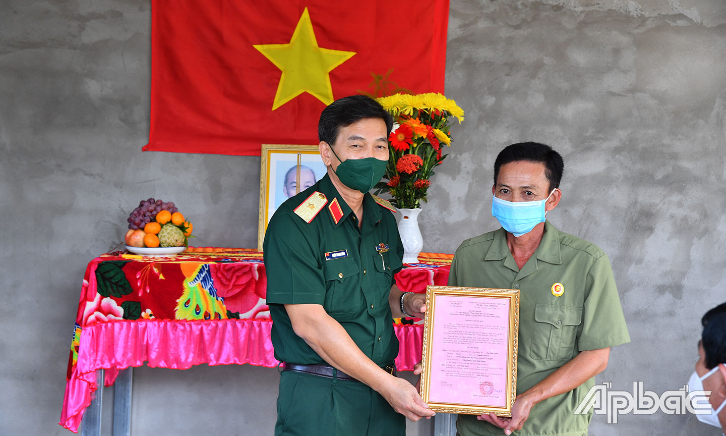 Thiếu tướng Đoàn Thanh Xuân, Phó Chính ủy Quân khu 9 trao Quyết định tặng nhà “Tình đồng đội” cho ông Bùi Văn Nghệ.