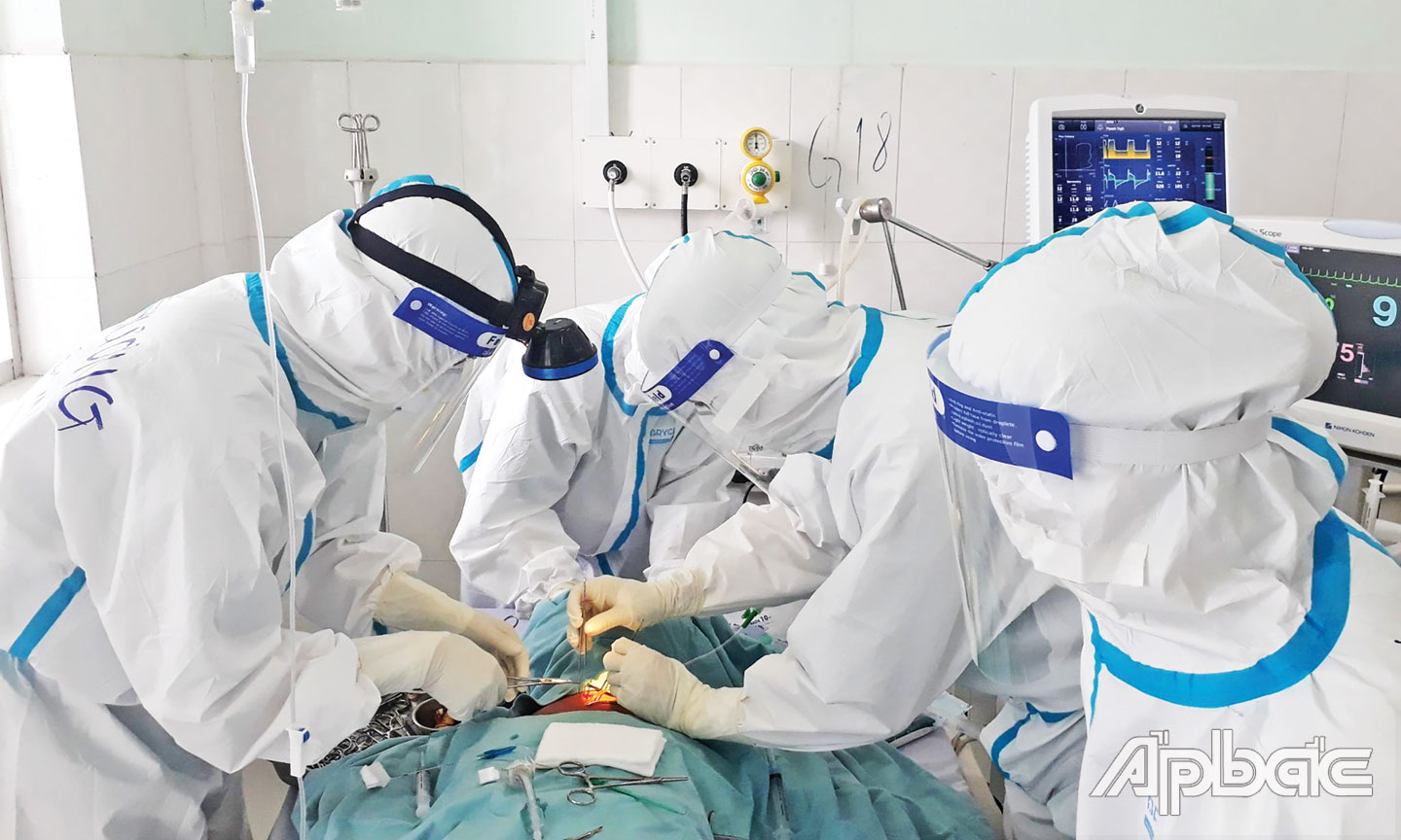 Nhân viên y tế  xử lý cho trường hợp  bệnh nhân Covid-19 nặng sử dụng oxy y tế.