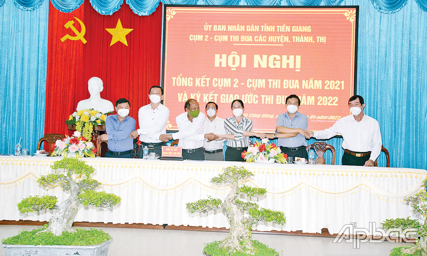 Các huyện thuộc Cụm thi đua 2 ký kết giao ước thi đua năm 2022.