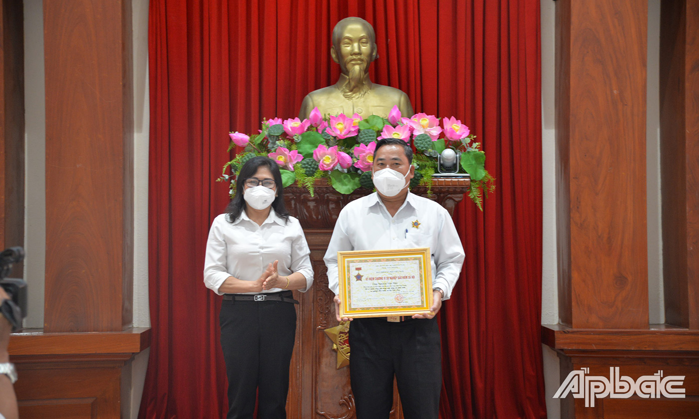 Lãnh đạo BHXH tỉnh trao Kỉ niệm chương cho cá nhân tại hội nghị