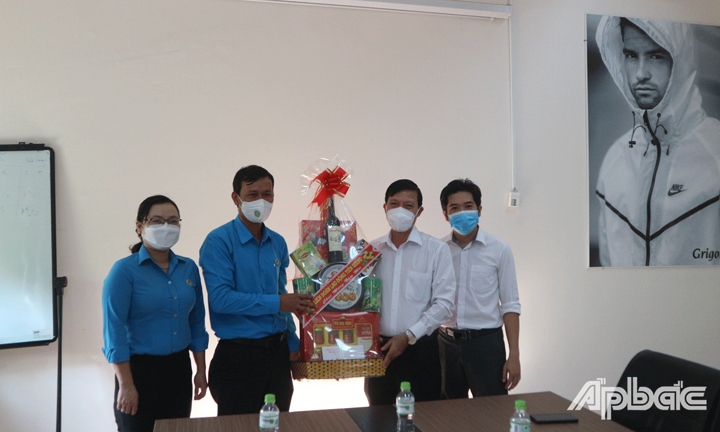 Đồng chí Hoàng Khắc Tinh, Phó Chủ tịch LĐLĐ tỉnh Tiền Giang trao quà tết cho lãnh đạo Công ty CP May Công Tiến (TX. Gò Công)
